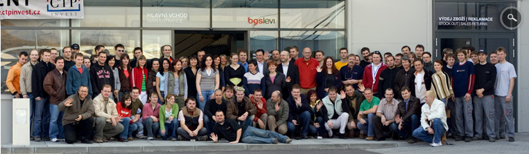 Společné foto zaměstnanců ex BGS Levi před budovou společnosti